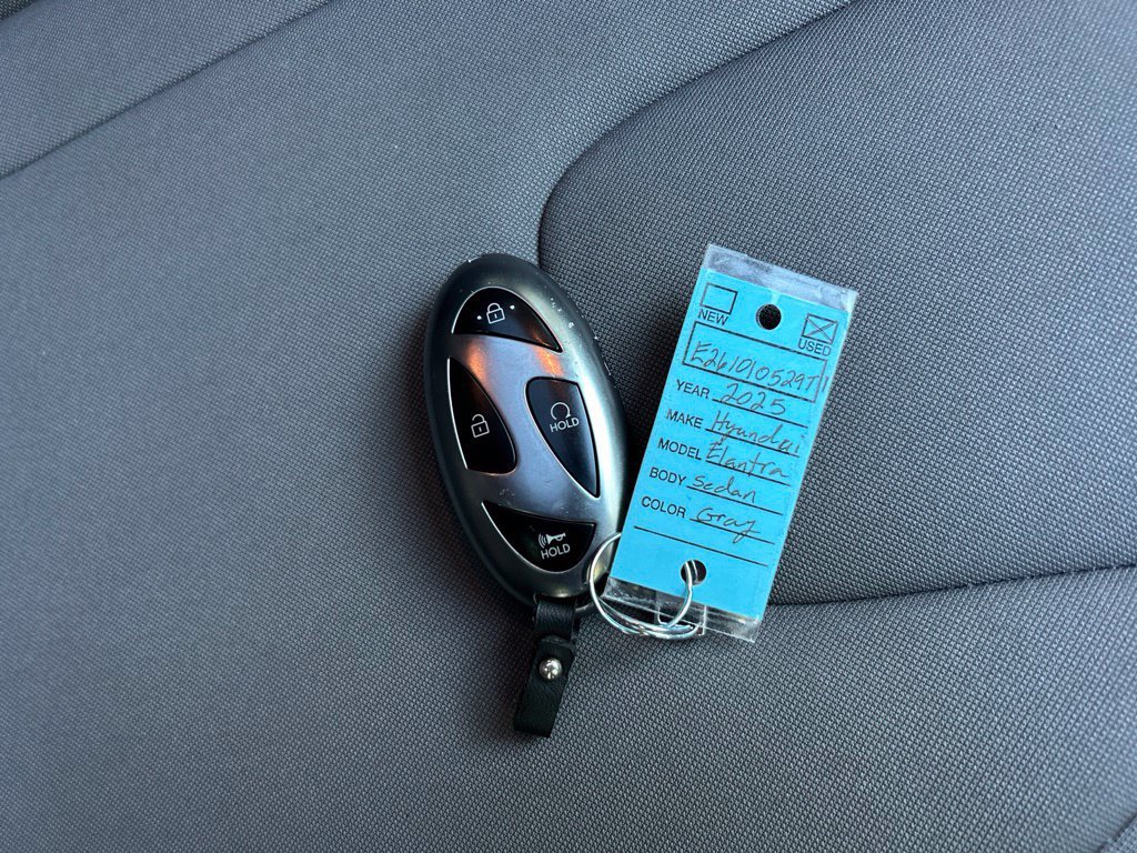 Used 2025 Hyundai Elantra SEL FWD image 31