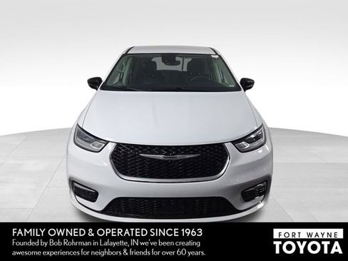 Used 2024 Chrysler Pacifica Touring-L FWD image 3