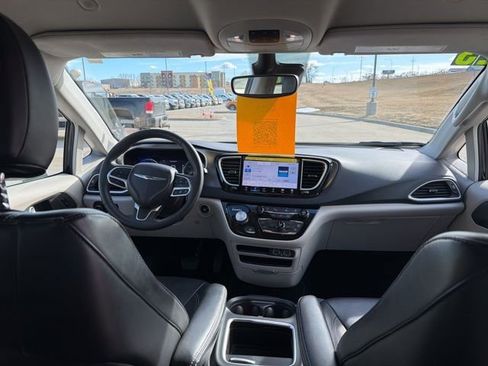 Used 2023 Chrysler Pacifica Touring-L image 14