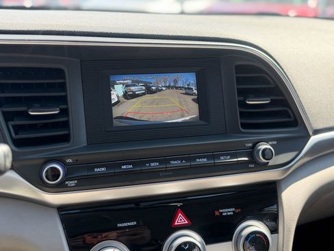 Used 2019 Hyundai Elantra SE FWD image 14