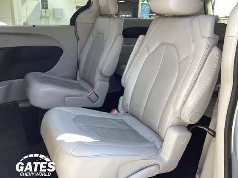 Used 2021 Chrysler Pacifica Touring-L FWD image 15