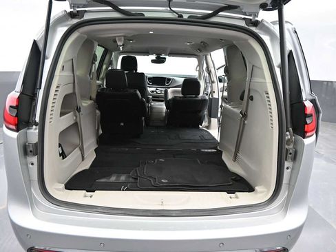 Used 2024 Chrysler Pacifica Touring-L FWD image 14