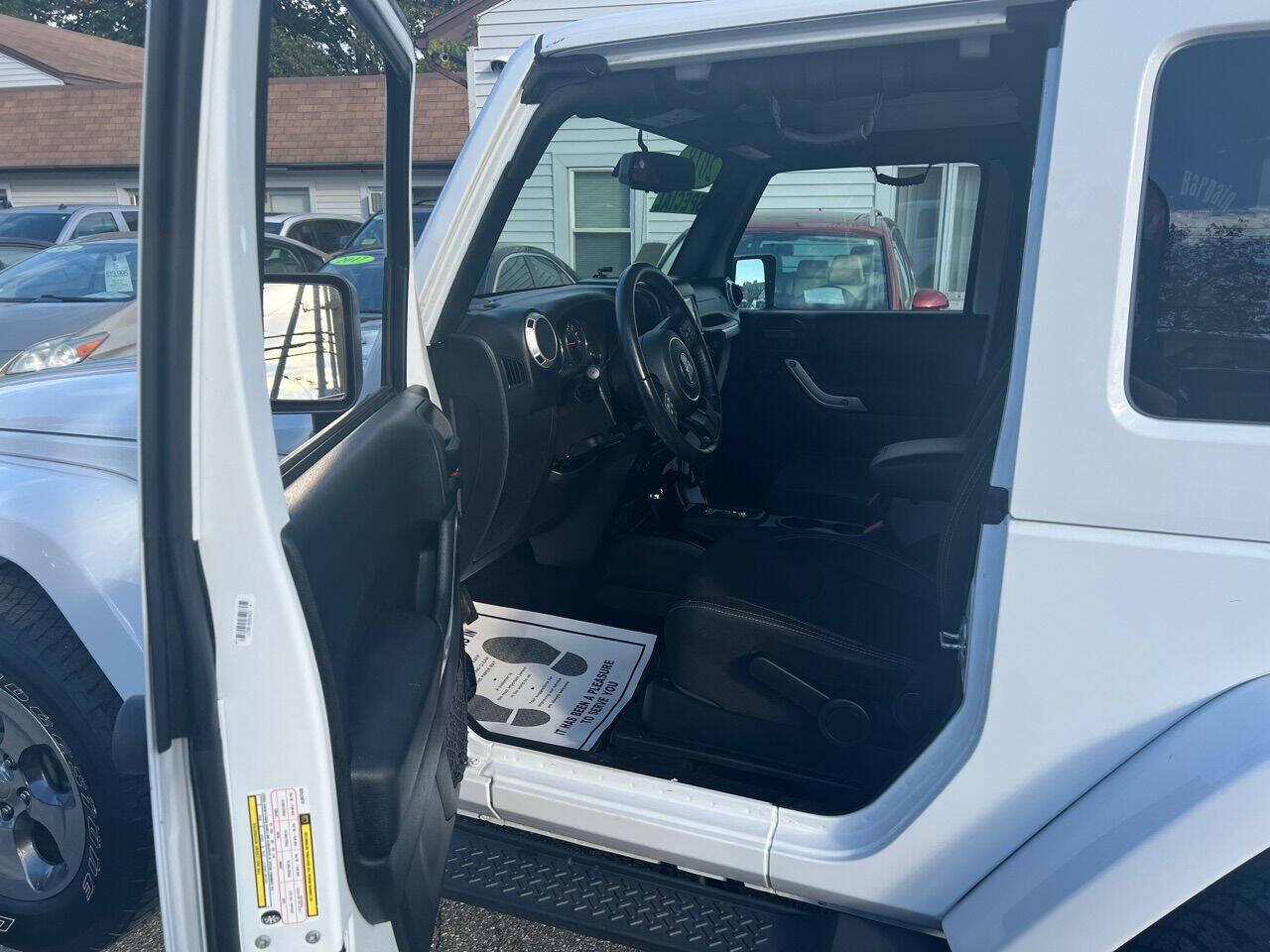 Used 2018 Jeep Wrangler Sahara w/ Connectivity Group AWD/4WD image 13