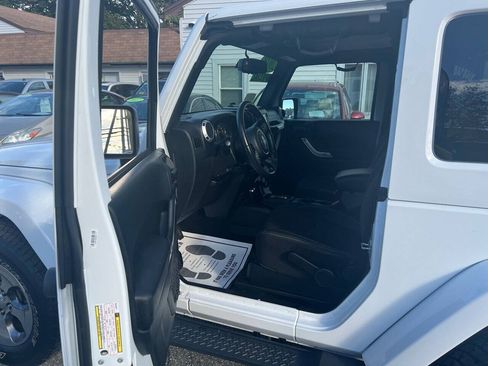 Used 2018 Jeep Wrangler Sahara w/ Connectivity Group AWD/4WD image 13