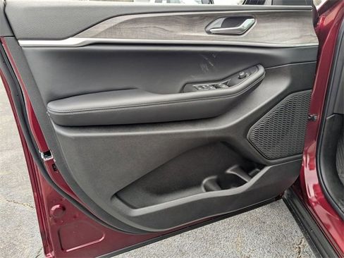 New 2026 Jeep Grand Cherokee Laredo image 9