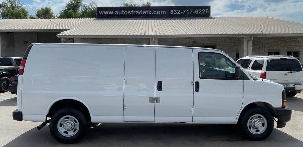 Used 2017 Chevrolet Express 2500 Extended RWD image 5