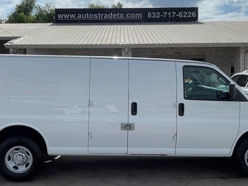 Used 2017 Chevrolet Express 2500 Extended RWD image 5