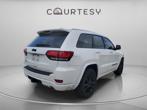 Certified 2022 Jeep Grand Cherokee Laredo X image 3