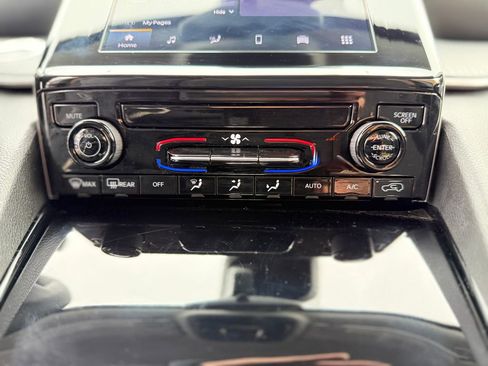 Used 2023 Jeep Grand Cherokee Laredo image 20