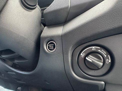 Used 2024 Nissan Frontier SV AWD/4WD image 12