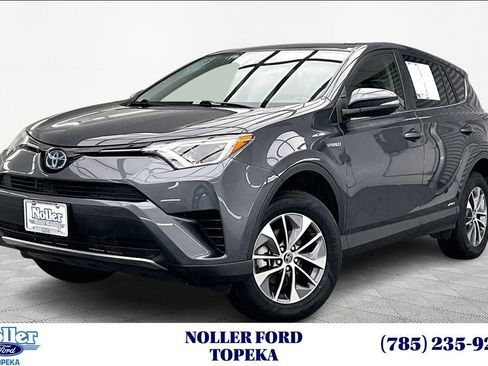 Used 2018 Toyota RAV4 LE image 1
