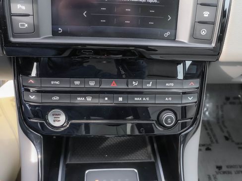 Used 2018 Jaguar XE Premium image 28