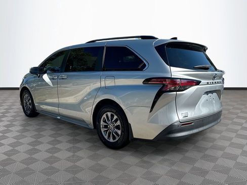 Used 2022 Toyota Sienna XLE AWD/4WD image 8