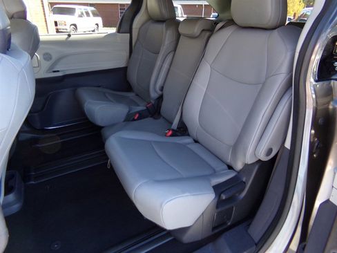 Used 2022 Toyota Sienna XLE image 7