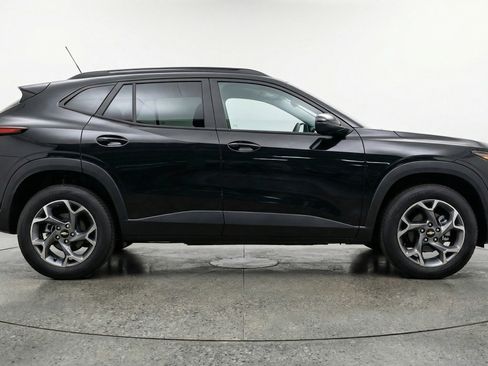 Used 2025 Chevrolet Trax LT FWD image 11
