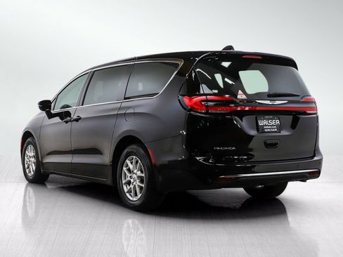 Used 2025 Chrysler Pacifica Select FWD image 3