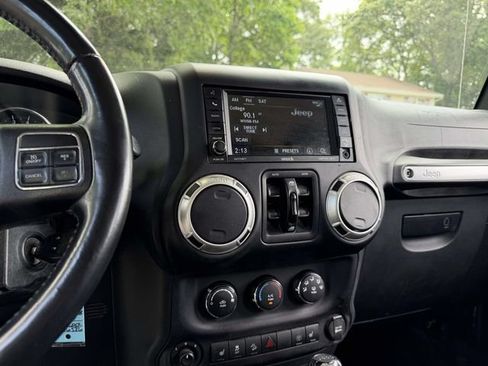 Used 2017 Jeep Wrangler Unlimited Sahara w/ Connectivity Group AWD/4WD image 21