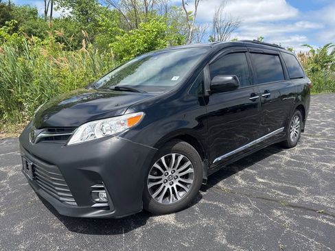 Used 2019 Toyota Sienna XLE FWD image 1