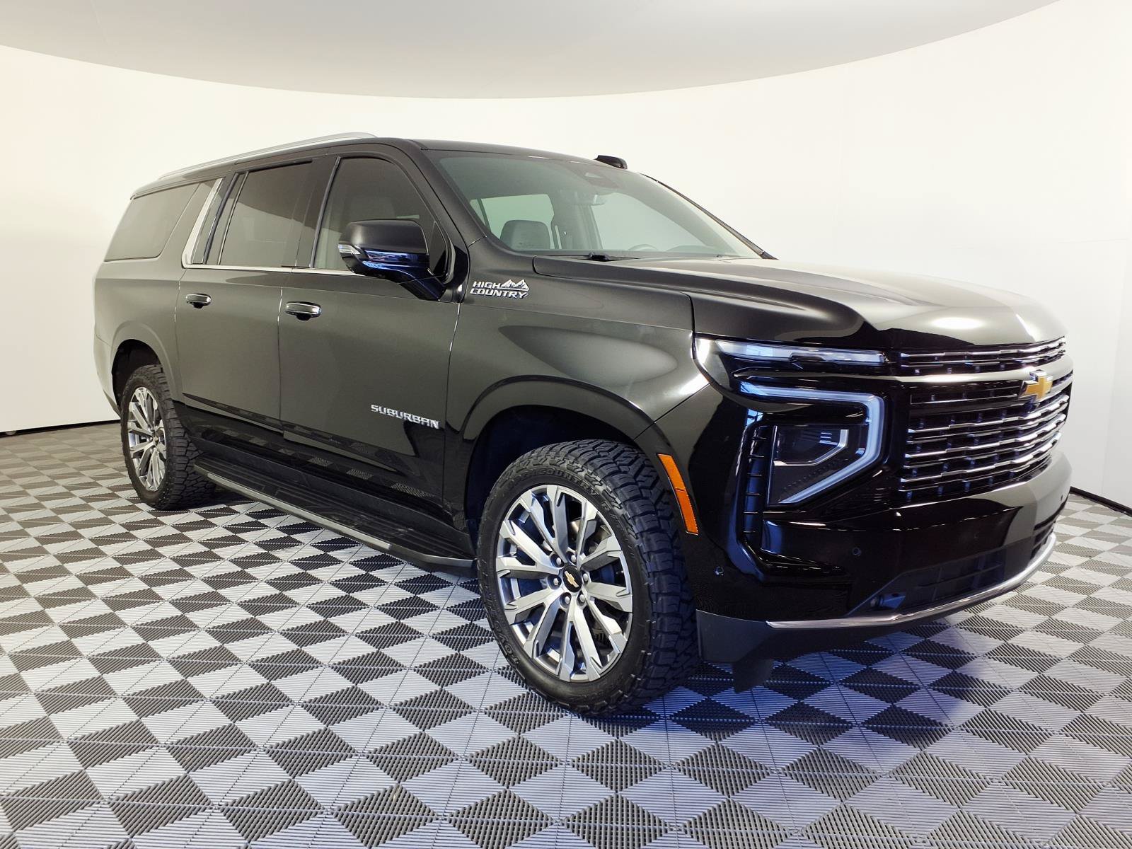 Used 2025 Chevrolet Suburban High Country AWD/4WD image 3