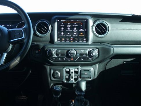 Used 2018 Jeep Wrangler Unlimited Sahara image 16