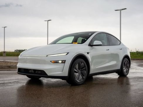 Used 2026 Tesla Model Y AWD image 3