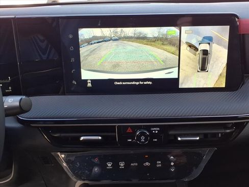 Used 2025 Nissan Kicks SR image 13