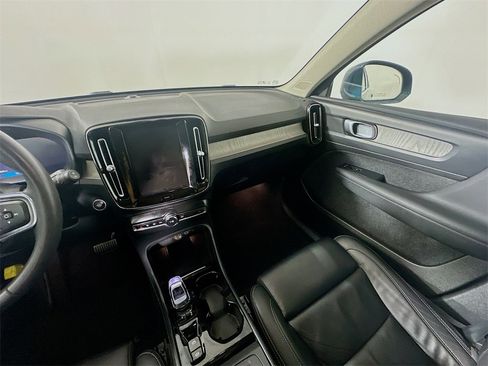 Used 2023 Volvo XC40 B4 Plus image 11