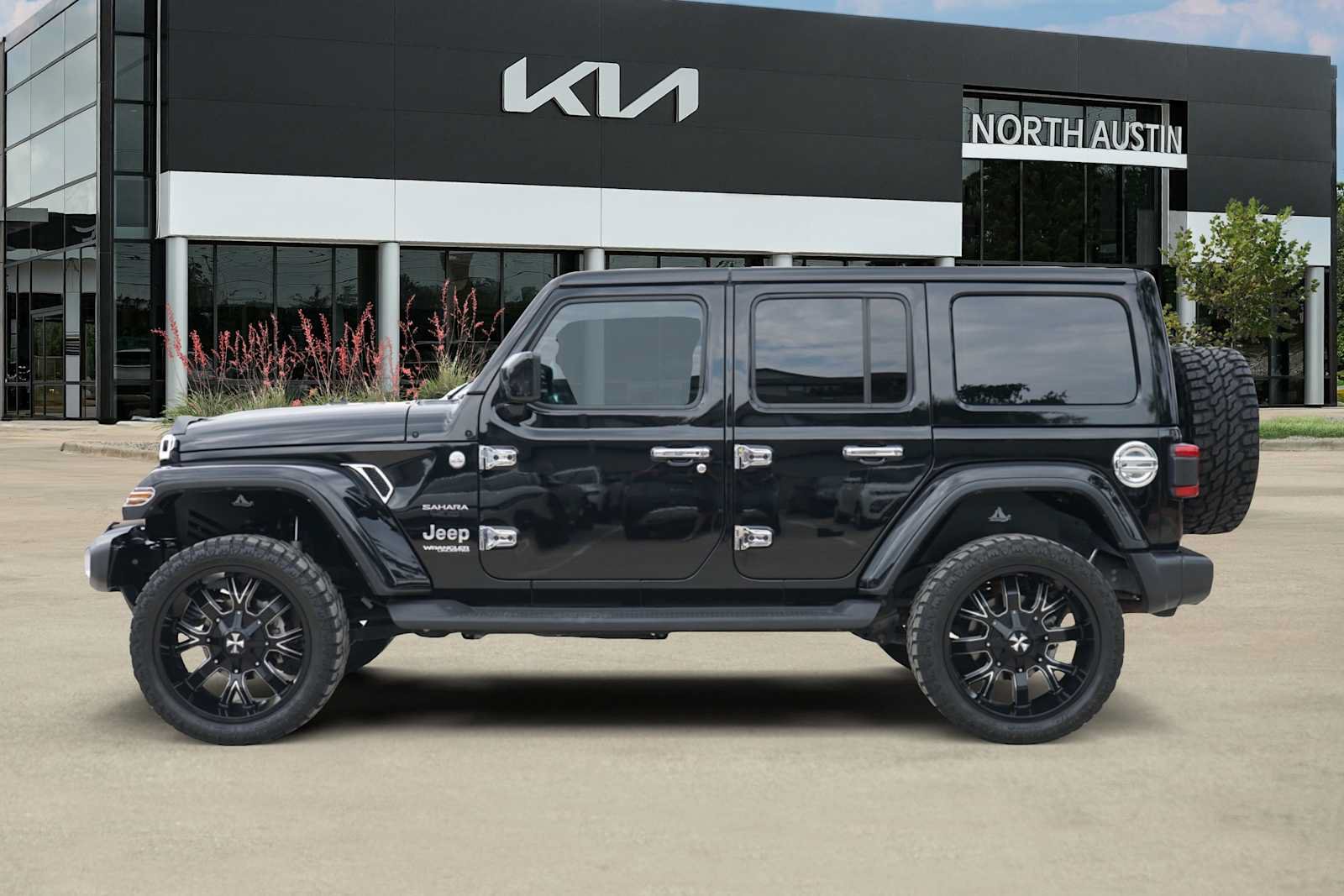 Used 2022 Jeep Wrangler Unlimited Sahara w/ LED Lighting Group AWD/4WD image 3