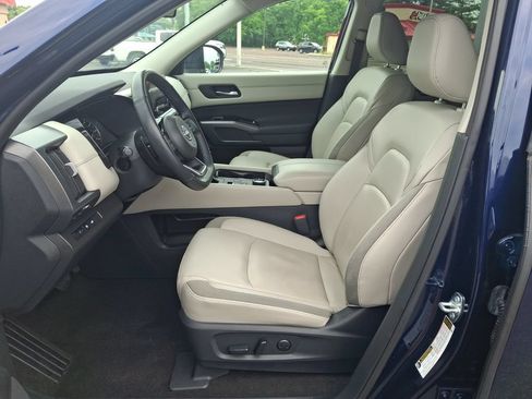 Used 2024 Nissan Pathfinder SL w/ Black Appearance Package AWD/4WD image 15