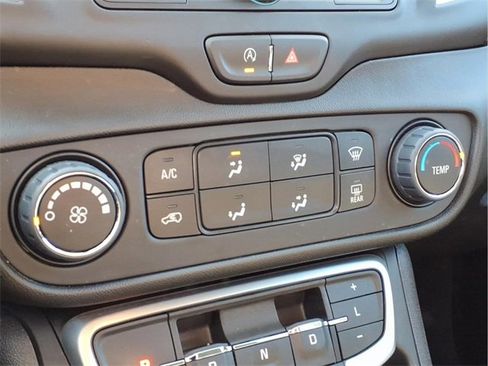 Used 2024 GMC Terrain SLE image 9