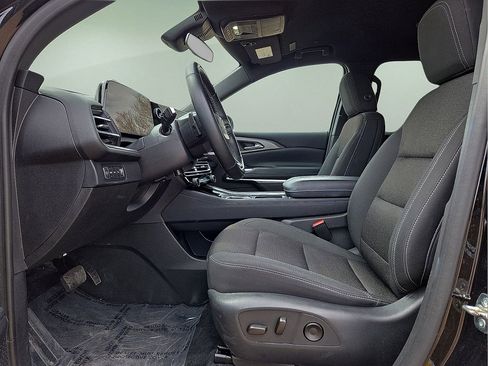 Used 2025 Chevrolet Traverse LT image 23