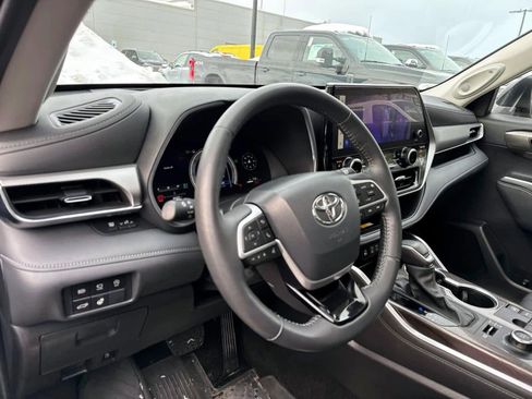 Used 2024 Toyota Highlander Platinum image 13