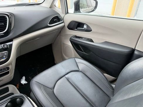 Used 2024 Chrysler Pacifica Touring-L image 18