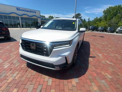Certified 2023 Honda Pilot Touring image 6