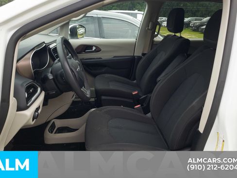 Used 2023 Chrysler Voyager LX FWD image 7