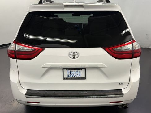 Used 2020 Toyota Sienna LE w/ Carpet Mat Package FWD image 10