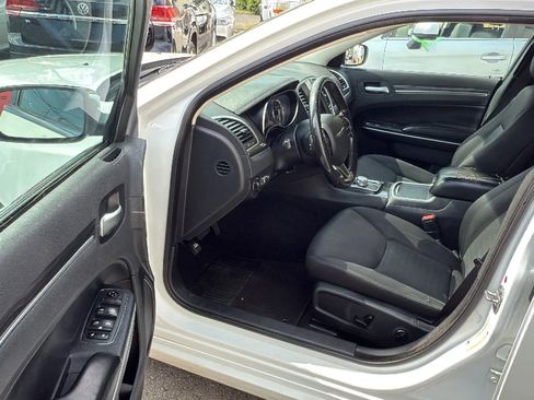 Used 2019 Chrysler 300 Touring w/ Chrome Appearance Package image 22