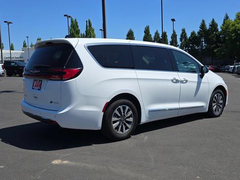 Used 2023 Chrysler Pacifica Limited FWD image 3