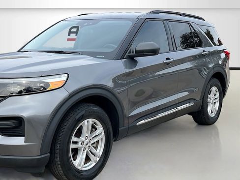 Used 2023 Ford Explorer XLT image 3