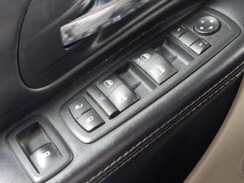 Used 2016 Chrysler Town & Country Touring w/ Driver Convenience Group image 27