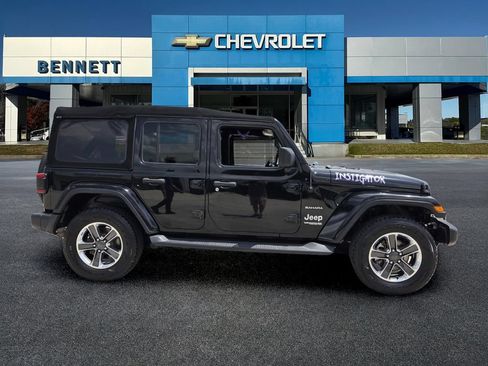 Used 2018 Jeep Wrangler Unlimited Sahara AWD/4WD image 8