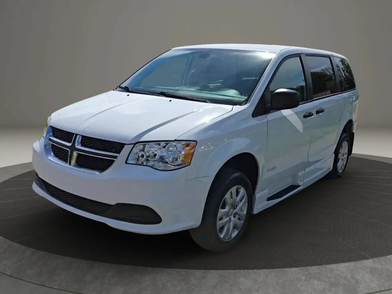 Used 2019 Dodge Grand Caravan SE FWD image 3