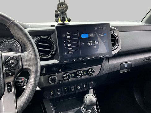 Used 2018 Toyota Tacoma TRD Off-Road w/ Technology Package AWD/4WD image 7