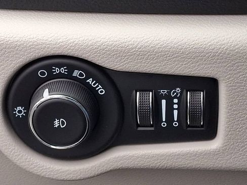 Used 2023 Chrysler Pacifica Touring-L image 24