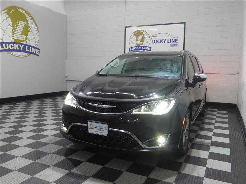 Used 2017 Chrysler Pacifica Limited w/ UConnect Theater Package FWD image 4