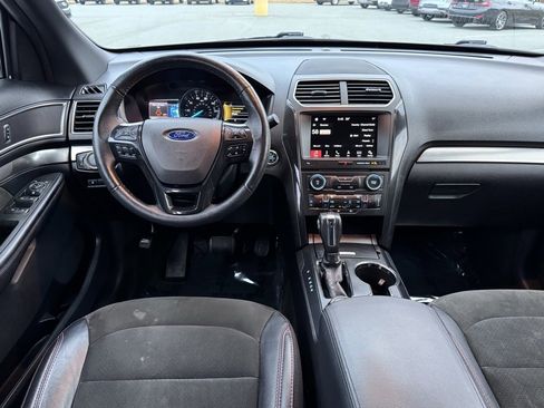 Used 2018 Ford Explorer XLT w/ Equipment Group 202A image 9