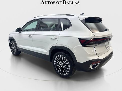 Used 2025 Volkswagen Taos SE w/ Panoramic Sunroof Package FWD image 9