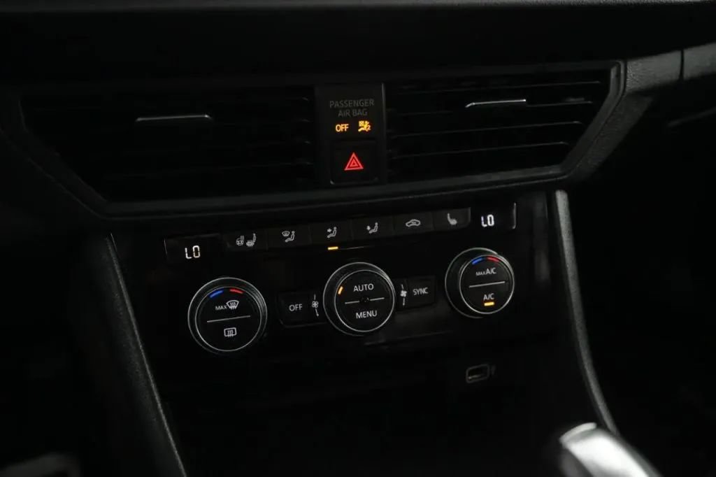 Used 2019 Volkswagen Jetta SEL FWD image 23