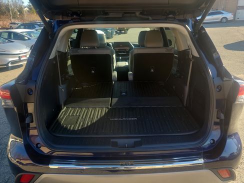 Used 2025 Toyota Highlander Platinum image 32