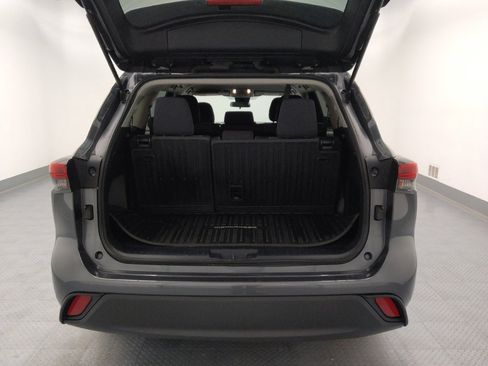 Used 2020 Toyota Highlander L image 29